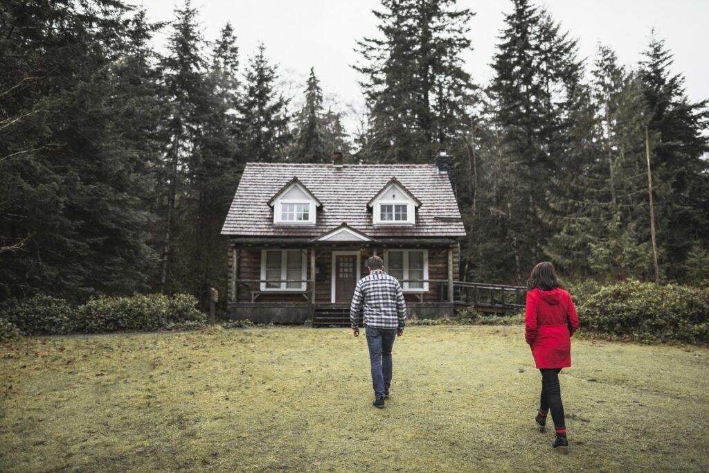 Couple heading to New Short-Term Rental place to get welcomed by new hosts